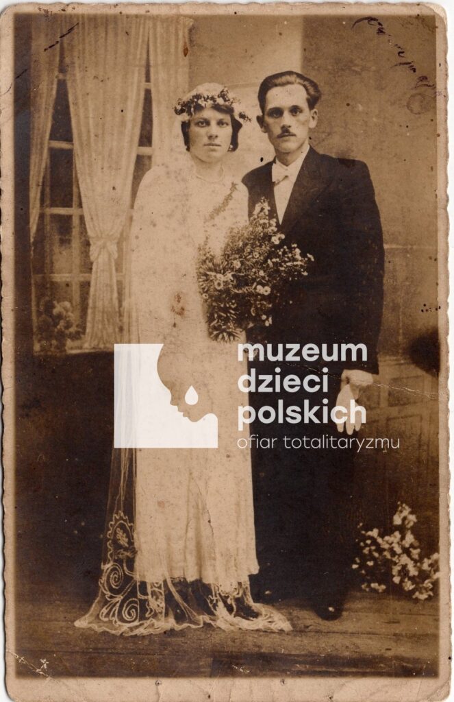 Fotografia ślubna wykonana w atelier w latach 30. Na pierwszym planie para młoda Władysława i Jan Śliwińscy.