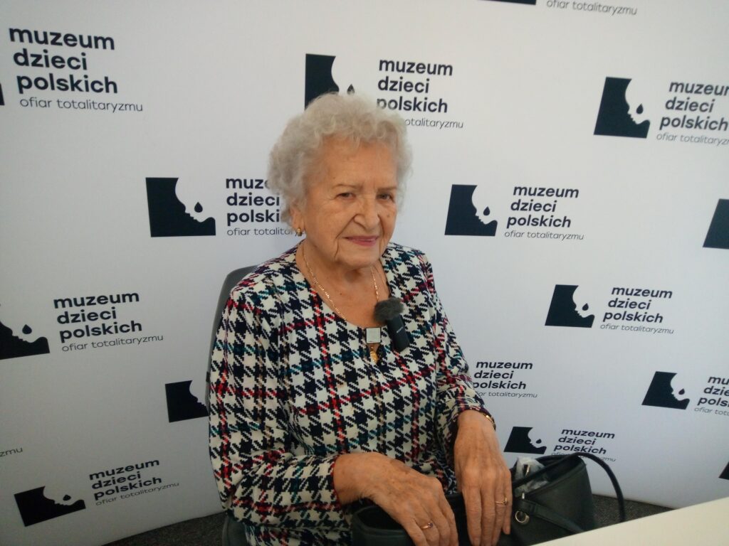 Kobieta siedzi przy stole.