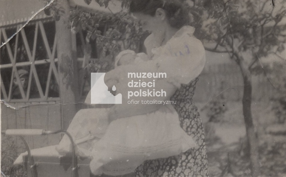 Lucyna Wójcik z mamą, rok 1940 (zbiory prywatne)