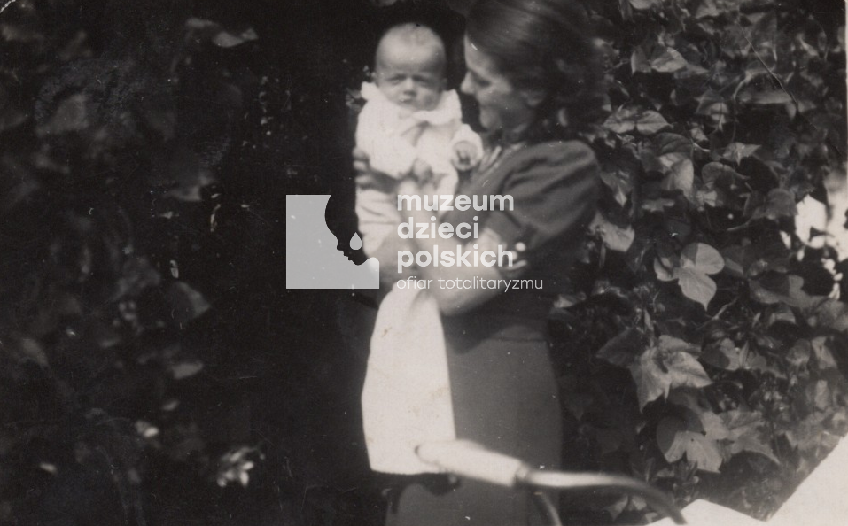 Lucyna Wójcik z mamą Heleną w Ujazdowie w roku 1940 (zbiory prywatne)