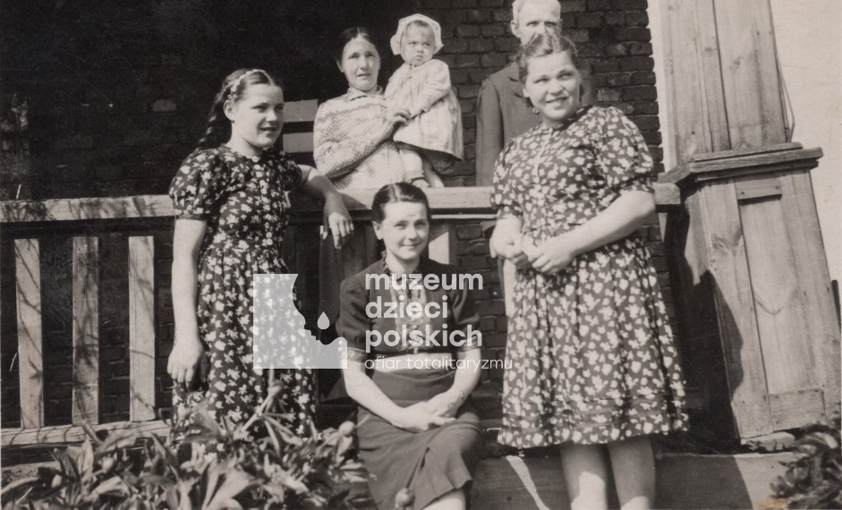 Lucyna Wójcik z dziadkami, matką i ciotkami w 1941 r. (zbiory prywatne)