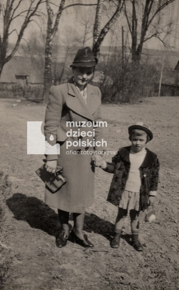 Lucyna Wójcik z mamą Heleną w Pogwizdowie w 1944 r. (zbiory prywatne)